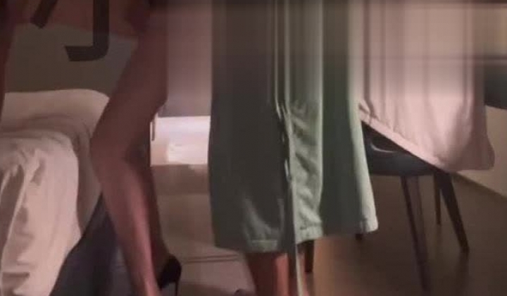 已退圈的推特人气绿帽夫妻【小海怪】私拍，媳妇极品大长腿身材顶流，娇妻送给