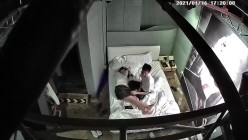 已经绝版的360工业风主题套房偷拍大学生情侣开房过夜临走前貌似发现了摄像头凝视了很久