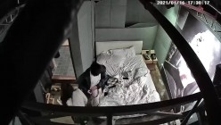 已经绝版的360工业风主题套房偷拍大学生情侣开房过夜临走前貌似发现了摄像头凝视了很久