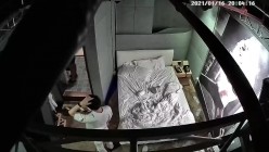 已经绝版的360工业风主题套房偷拍大学生情侣开房过夜临走前貌似发现了摄像头凝视了很久