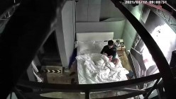 已经绝版的360工业风主题套房偷拍大学生情侣开房过夜临走前貌似发现了摄像头凝视了很久