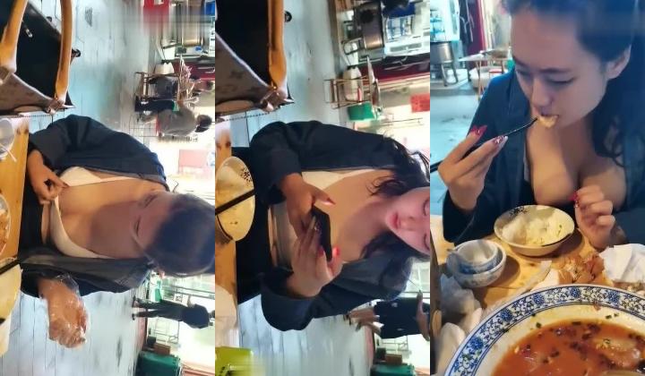 你的绿帽女友是真骚，户外跟大哥吃饭桌子下面逼里塞跳弹自慰，爽的没发呻吟只