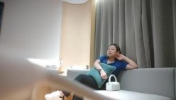 租豪车约拜金女肉肉大奶熟女，手指扣穴抬起双腿插入，连续搞了两炮，被操的爽翻天呻吟连连