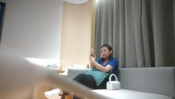 租豪车约拜金女肉肉大奶熟女，手指扣穴抬起双腿插入，连续搞了两炮，被操的爽翻天呻吟连连