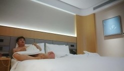 租豪车约拜金女肉肉大奶熟女，手指扣穴抬起双腿插入，连续搞了两炮，被操的爽翻天呻吟连连