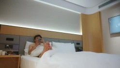 租豪车约拜金女肉肉大奶熟女，手指扣穴抬起双腿插入，连续搞了两炮，被操的爽翻天呻吟连连