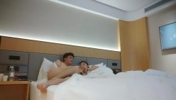 租豪车约拜金女肉肉大奶熟女，手指扣穴抬起双腿插入，连续搞了两炮，被操的爽翻天呻吟连连