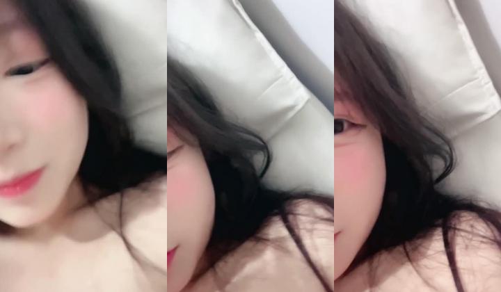 清纯漂亮邻家小妹，初恋的感觉【呆呆小猫】下海福利，扣穴自慰敏感型，很有撸