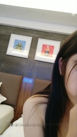 年轻小嫩妹空姐坐在jj上直播大秀 身材苗条 木耳嫩水多 激情插穴自慰十分诱人