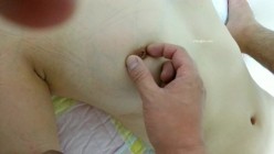 公司团建小伙下药迷翻美女同事 玩了一下她的B 怕坐牢没敢操