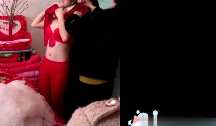 婚礼上拍一身穿红内衣红丝袜的新娘换婚纱，奶子小巧挺拔