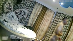 喷血推荐-宾馆偷拍穿着风衣的漂亮连衣裙美女见网友时不让操,小伙软磨硬泡没办法最后直接抱到床上强干!