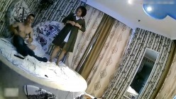 喷血推荐-宾馆偷拍穿着风衣的漂亮连衣裙美女见网友时不让操,小伙软磨硬泡没办法最后直接抱到床上强干!