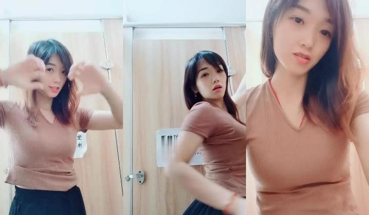 真实的白领兼职，【清纯小野喵】，在公司上班间隙，偷偷跑到卫生间脱衣服，换卫生巾，