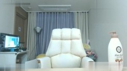 女神级别的性感美女舞动身躯，大秀白皙的皮肤，性感的美甲往逼逼里搅动，汪汪的一窝淫水声，听着真诱惑死人！