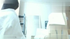 女神级别的性感美女舞动身躯，大秀白皙的皮肤，性感的美甲往逼逼里搅动，汪汪的一窝淫水声，听着真诱惑死人！