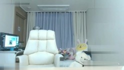 女神级别的性感美女舞动身躯，大秀白皙的皮肤，性感的美甲往逼逼里搅动，汪汪的一窝淫水声，听着真诱惑死人！