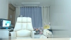 女神级别的性感美女舞动身躯，大秀白皙的皮肤，性感的美甲往逼逼里搅动，汪汪的一窝淫水声，听着真诱惑死人！