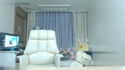 女神级别的性感美女舞动身躯，大秀白皙的皮肤，性感的美甲往逼逼里搅动，汪汪的一窝淫水声，听着真诱惑死人！