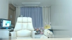 女神级别的性感美女舞动身躯，大秀白皙的皮肤，性感的美甲往逼逼里搅动，汪汪的一窝淫水声，听着真诱惑死人！