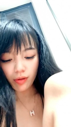 黑丝露脸乖巧的小少妇跟小哥激情啪啪大秀直播，温柔的舔弄大鸡巴吸蛋蛋，让小哥压在身下爆草抽插后入骚臀