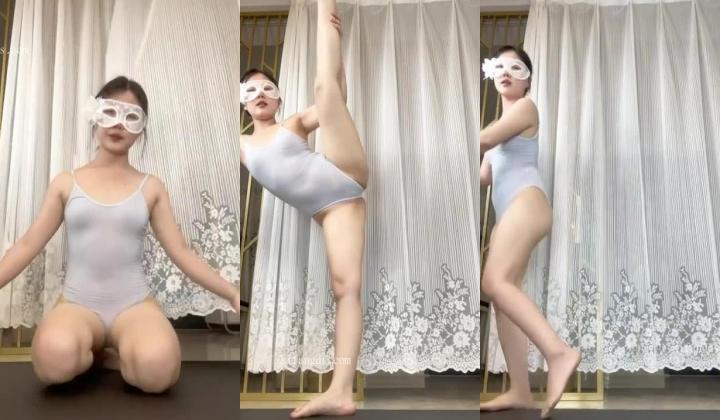 【抖音】瑜伽老师『小巧玲珑』无内亮丝自慰 极品身材一字马可解锁很多姿势