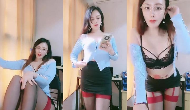 青岛淫妇第一人，【余君赴山海】，超骚御姐~!办公室 户外 车上跳蛋~漏水