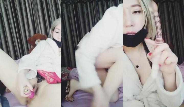 穿着睡衣的女主播 先插自己菊花 然后换自慰棒插穴自慰 里面穿的还是情趣内衣